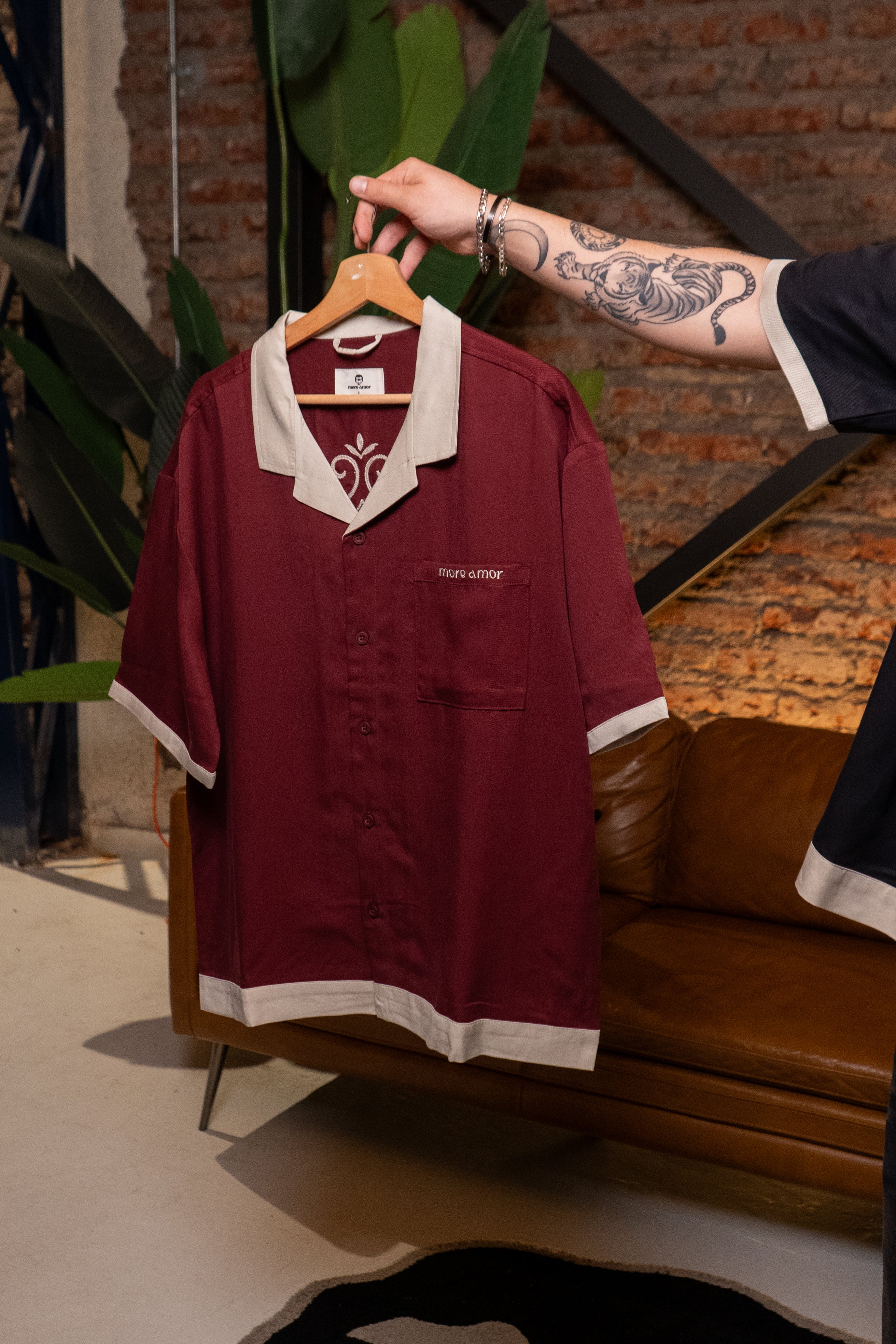 Camisa Ornaments Burdeo | Cerotatuajes