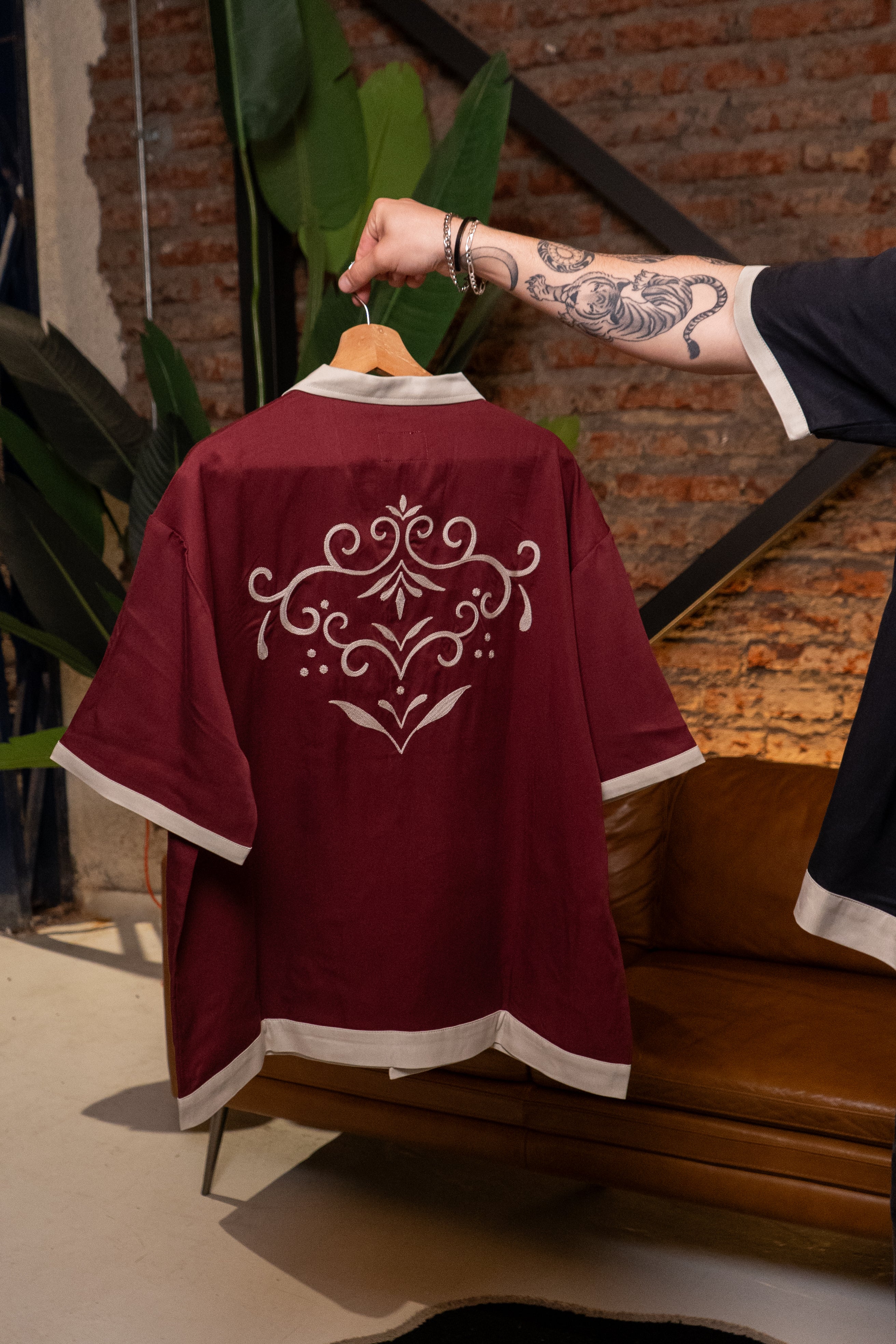 Camisa Ornaments Burdeo | Cerotatuajes