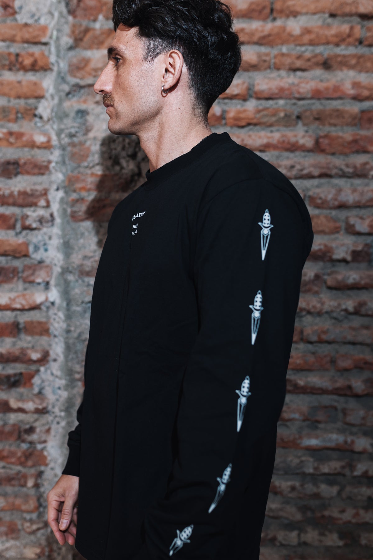 Polera Heavy Manga Larga Hombre Dagger Negra | Dimedarko