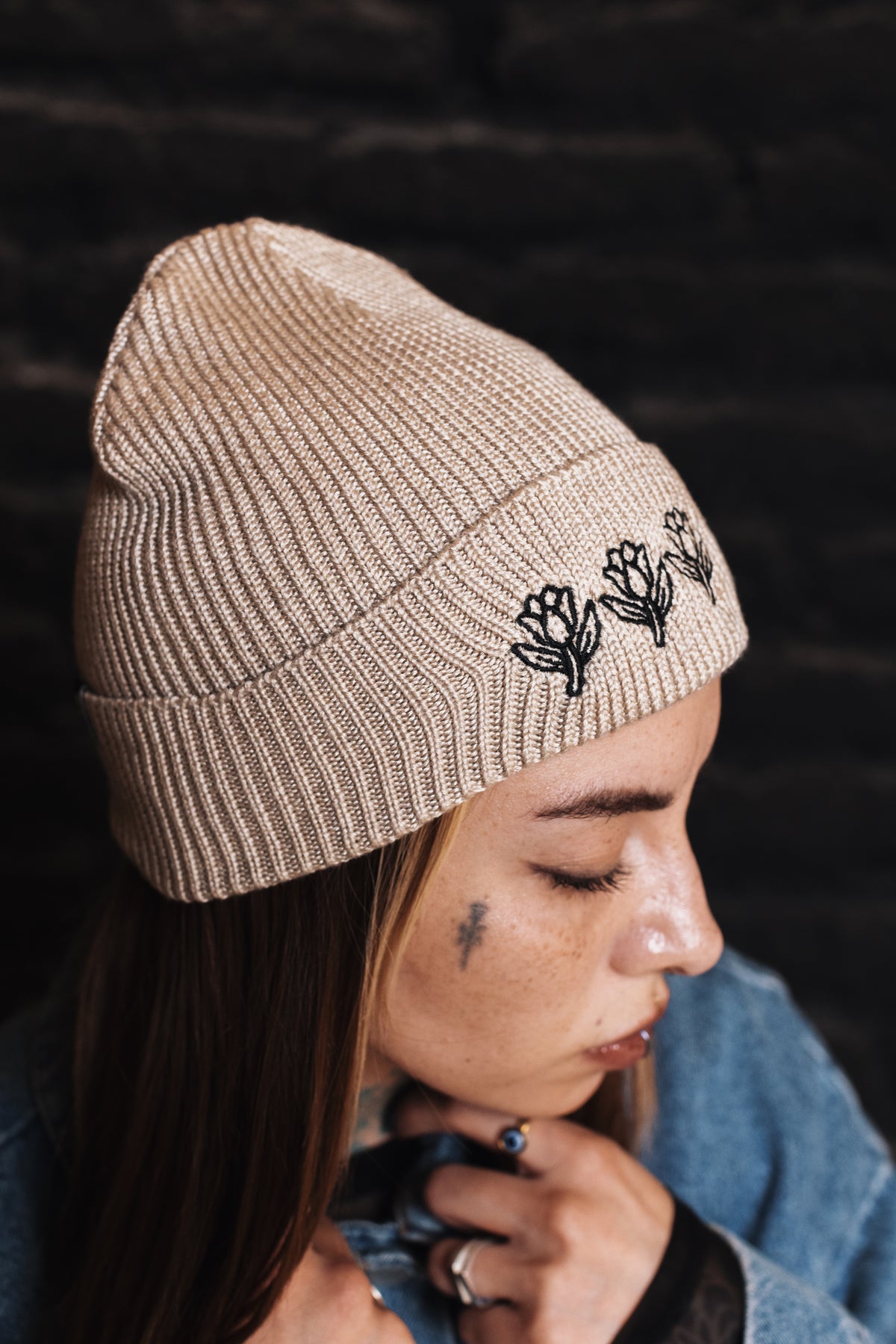 Gorro Beanie Medium Three Roses Crema Mujer | Nanai.tatu