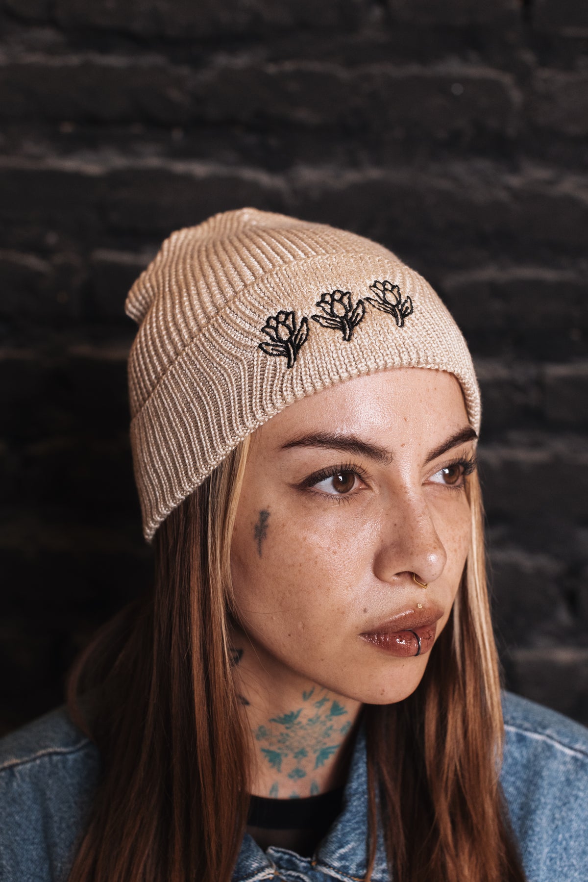 Gorro Beanie Medium Three Roses Crema Mujer | Nanai.tatu