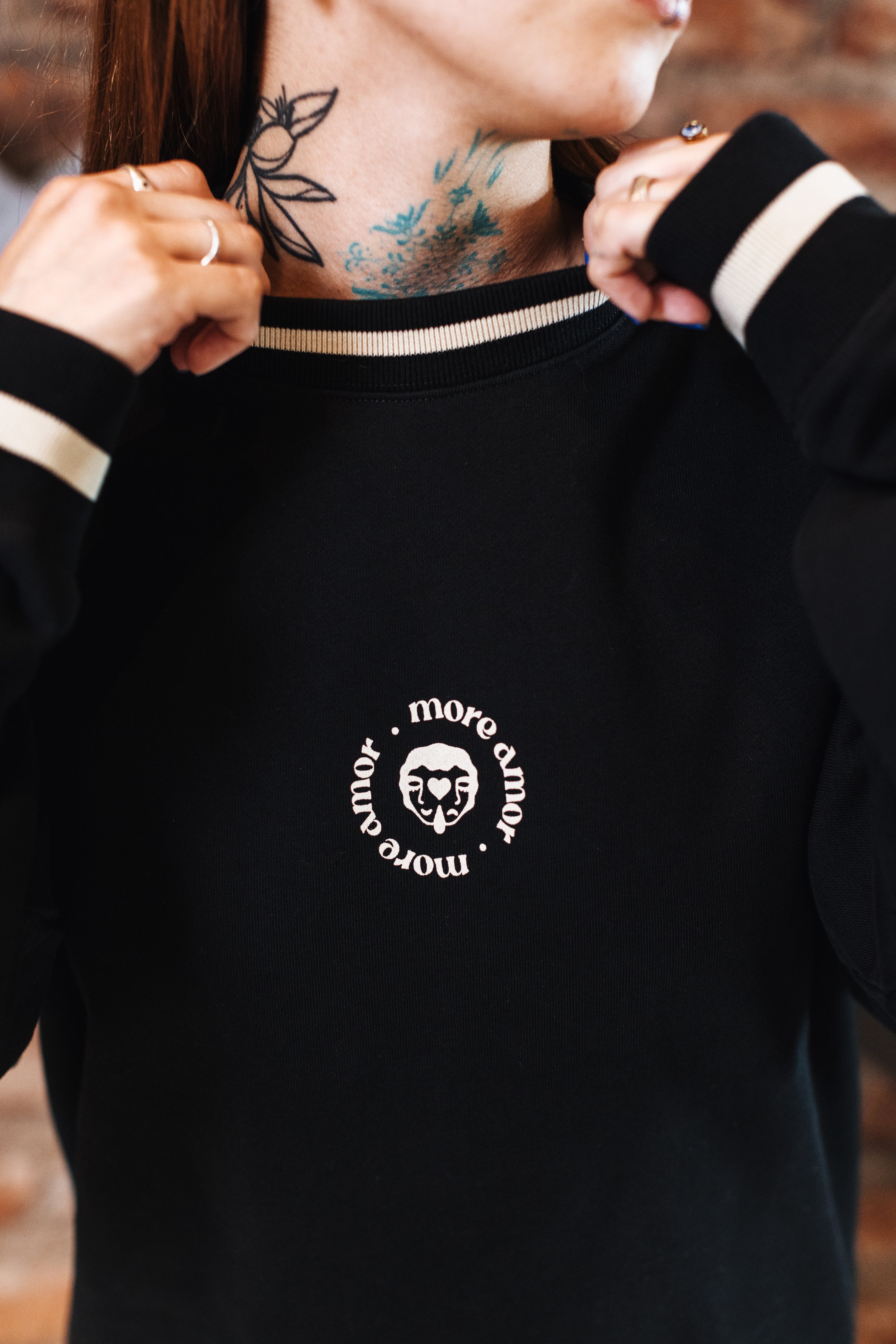 Polerón Crewneck sin Gorro Negro | More Amor
