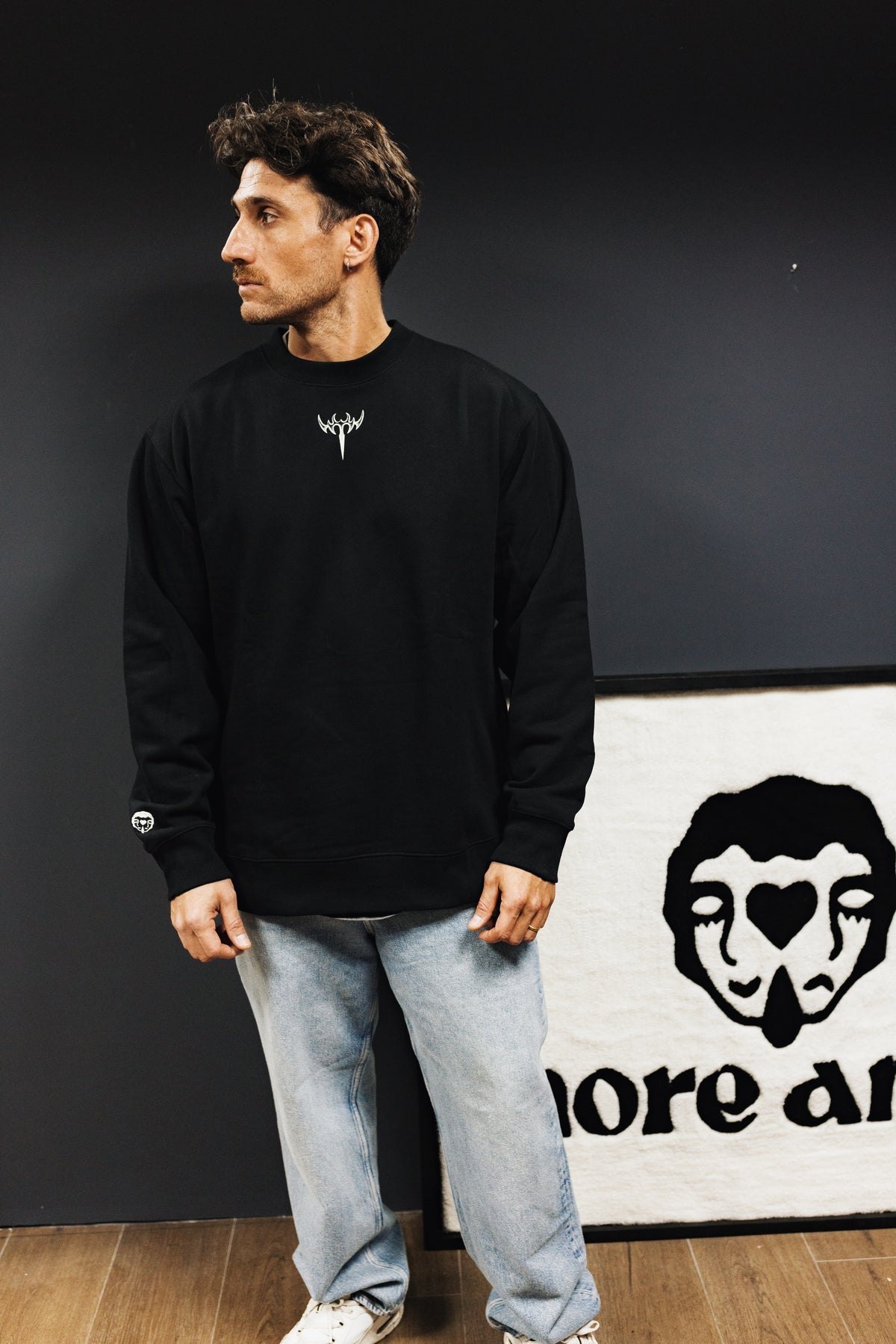 Polerón Crewneck sin Gorro Hombre Sacred Heart Negro | Felipe Nuche