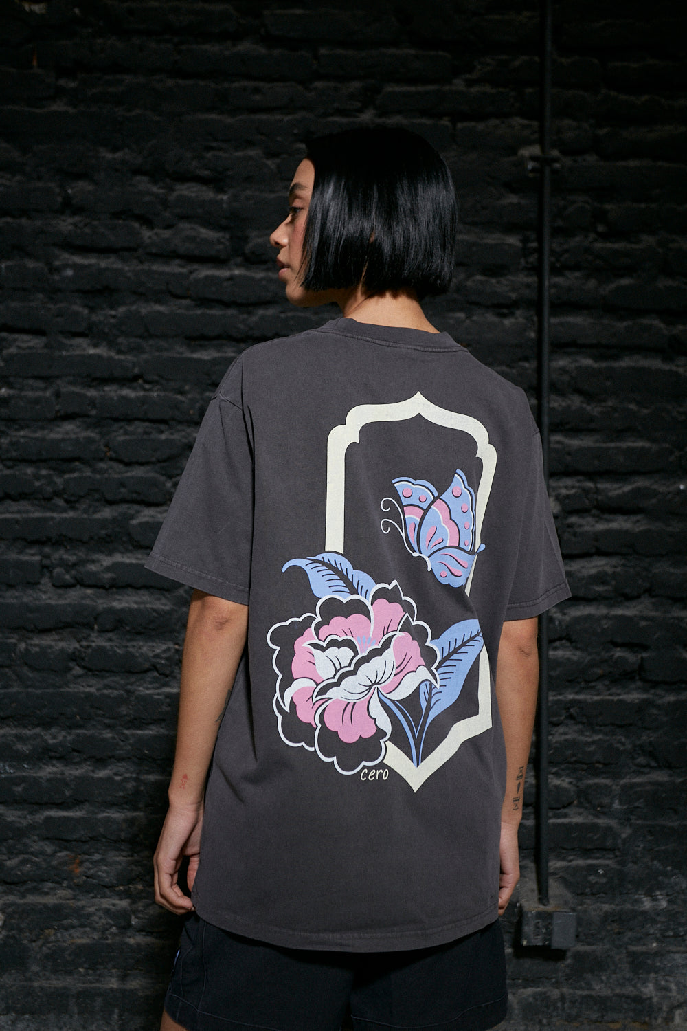 Polera Manga Corta 250gr Mujer Flower&amp;Butterfly Gris Oversize | Cerotatuajes