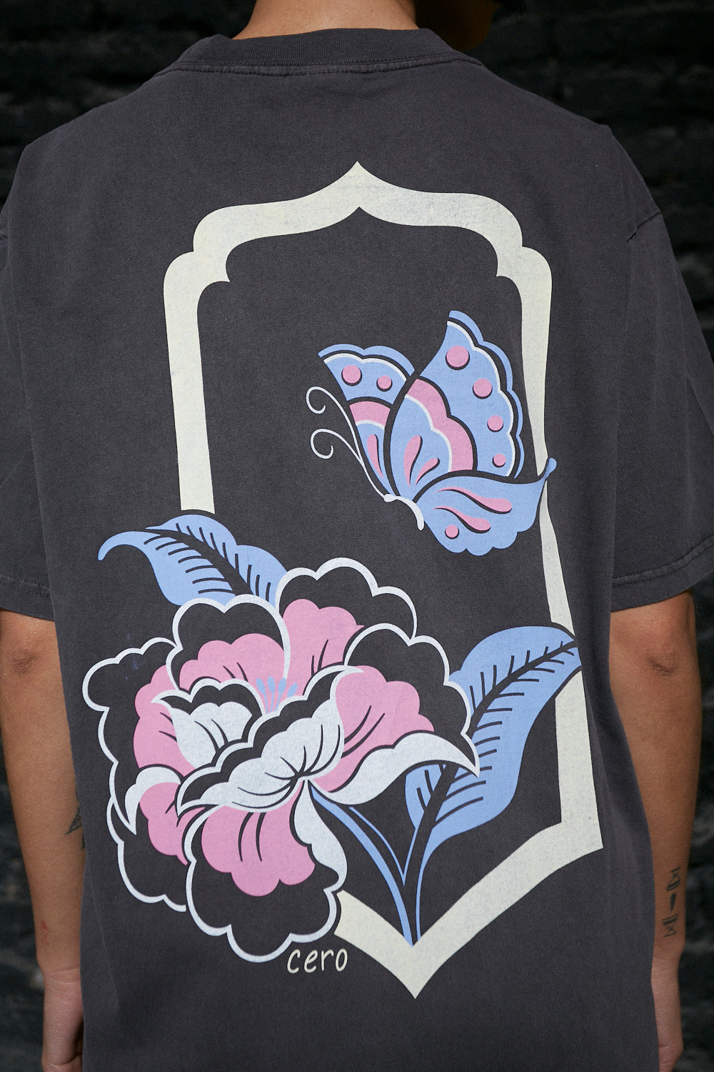 Polera Manga Corta 250gr Mujer Flower&amp;Butterfly Gris Oversize | Cerotatuajes