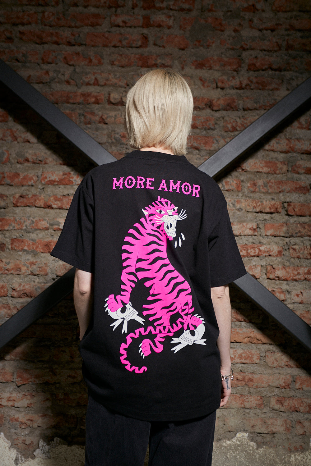 Polera Manga Corta 250gr Mujer Pink Tiger Negra Oversize | Vika