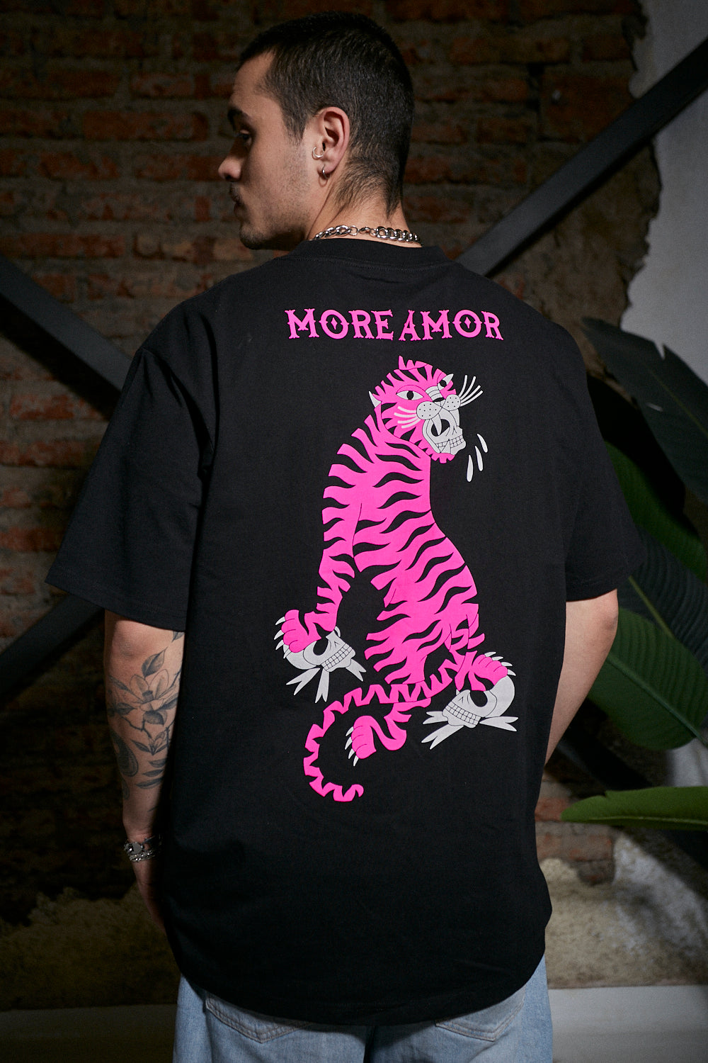 Polera Manga Corta 250gr Hombre Pink Tiger Negra | Vika