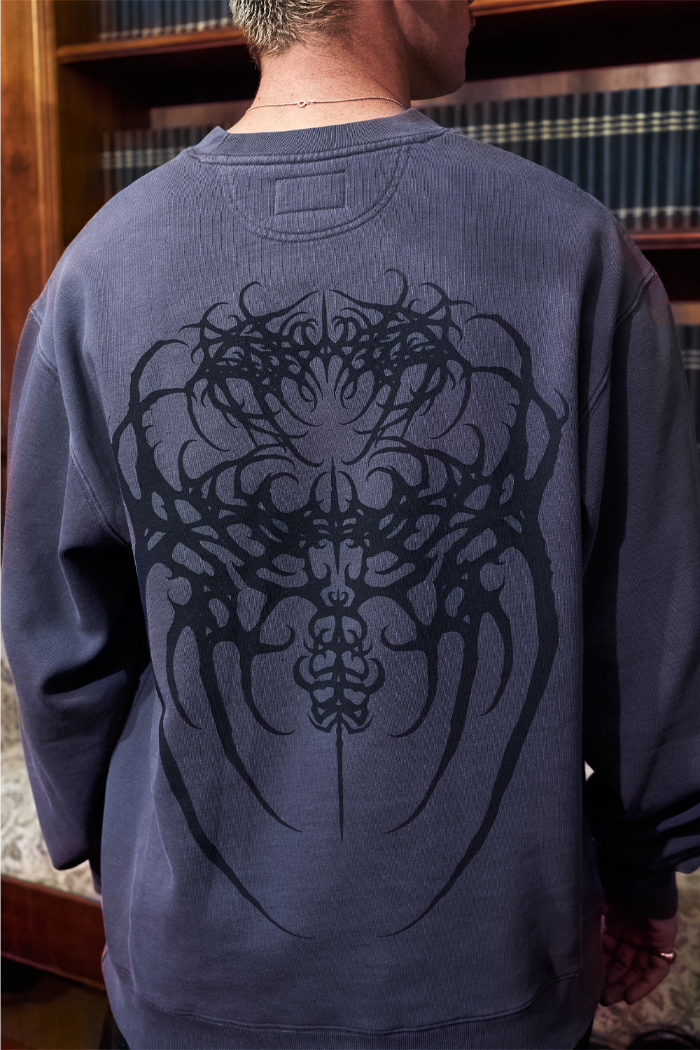 Crewneck Sin Gorro Neotribal Spine Gris | Simon Noctem