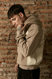 Polerón con Gorro Boxy Piping Ecru & Café Hombre | more amor