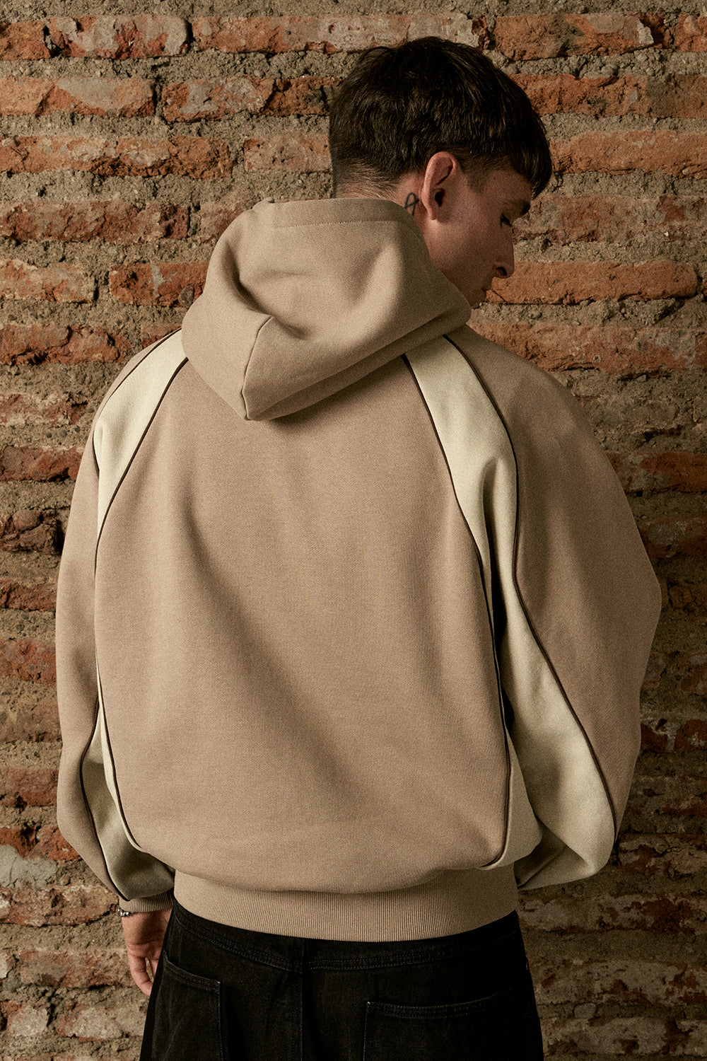 Polerón con Gorro Boxy Piping Ecru & Café Hombre | more amor
