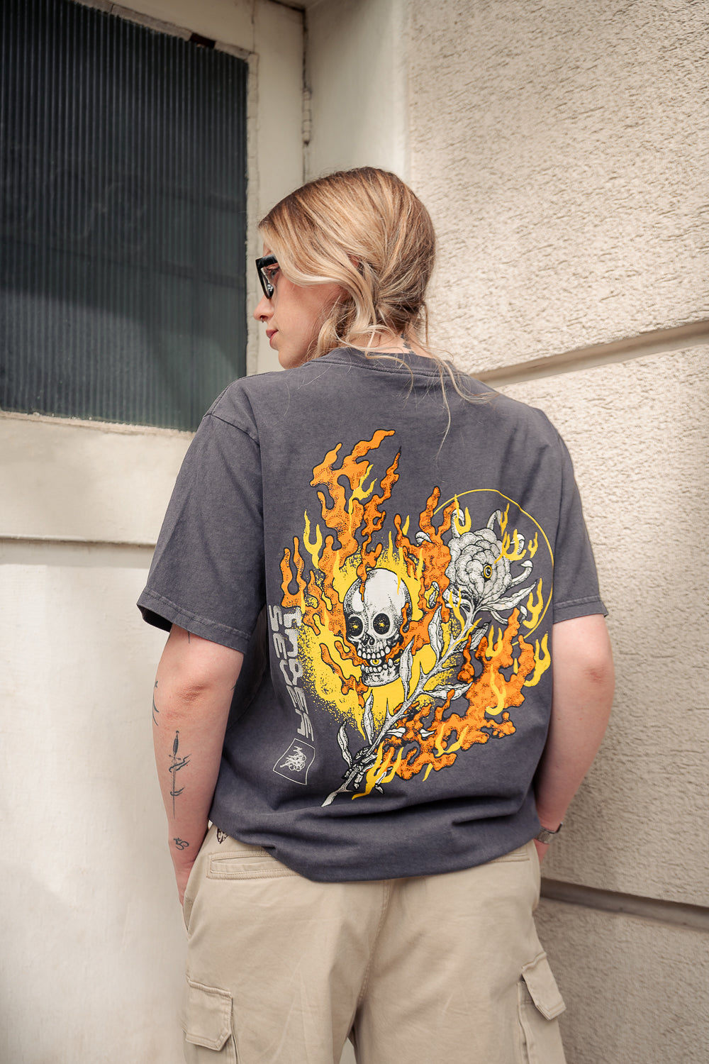 Polera Skull & Fire Mujer Gris | 3Sietes