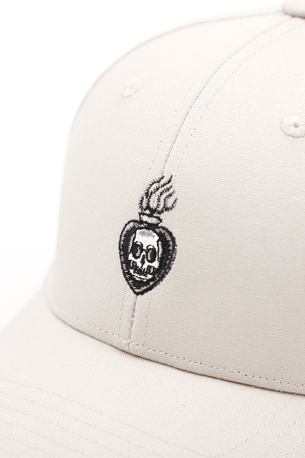 Jockey Medium Skull Crema | Max Costabal