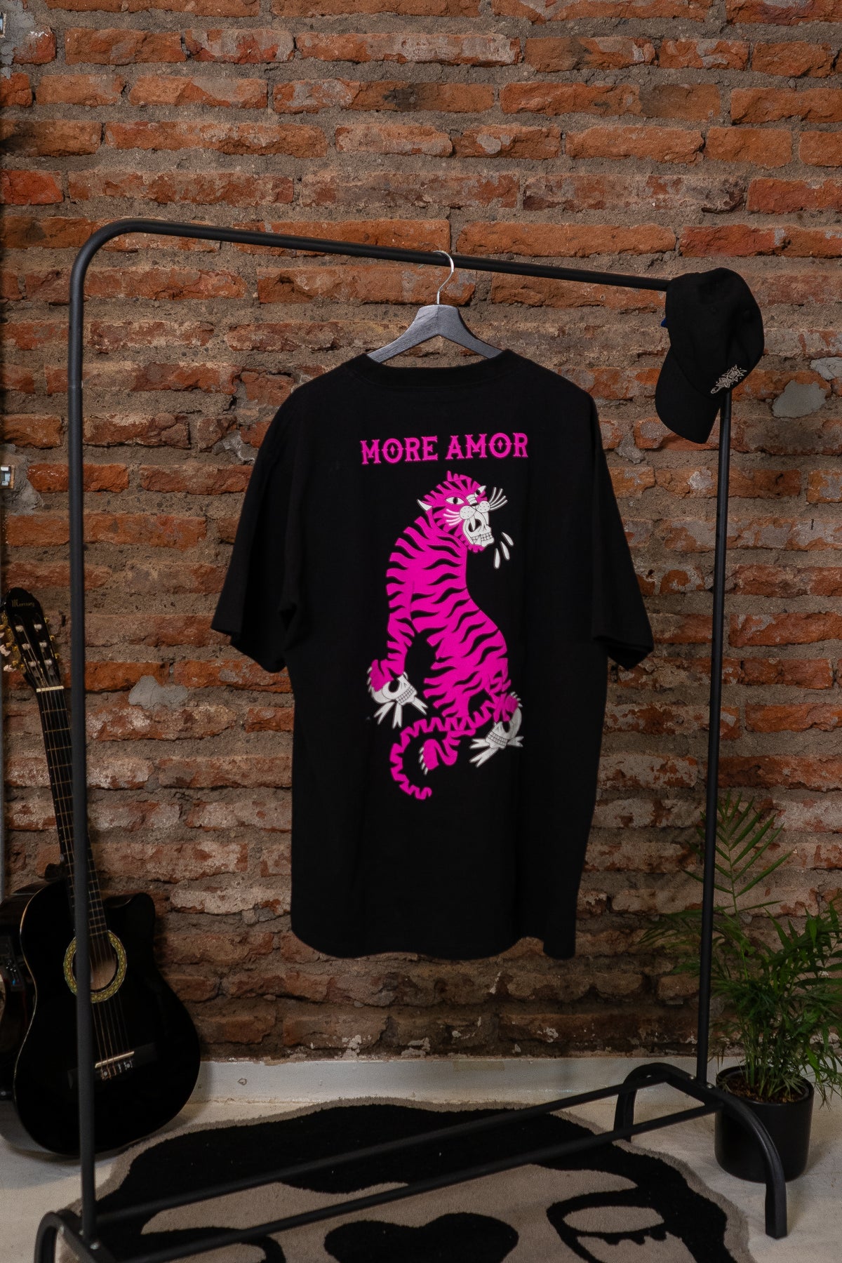 Polera Manga Corta 250gr Hombre Pink Tiger Negra | Vika