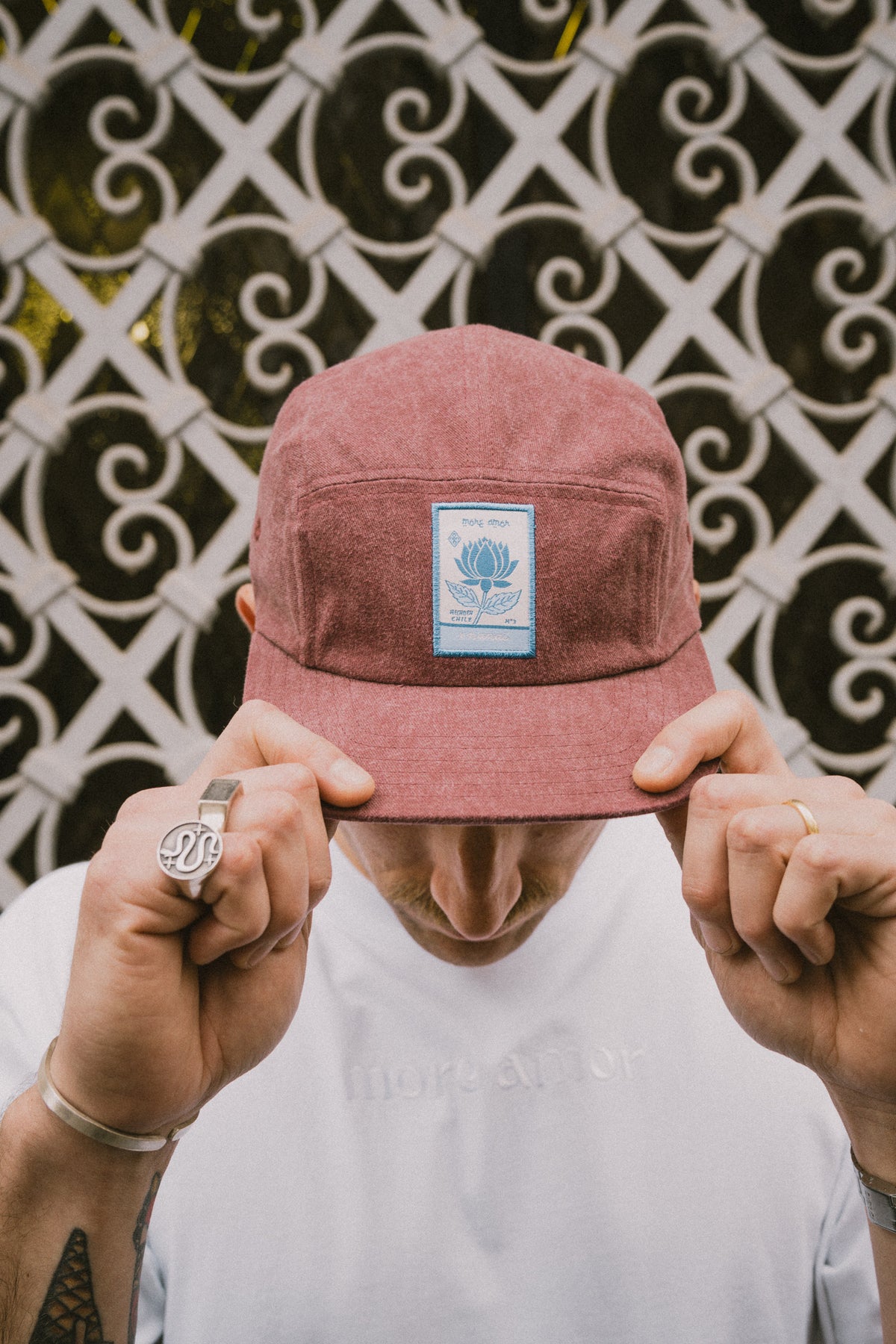 Modelo con Jockey Five Panel Nanai Grulla Burgundy