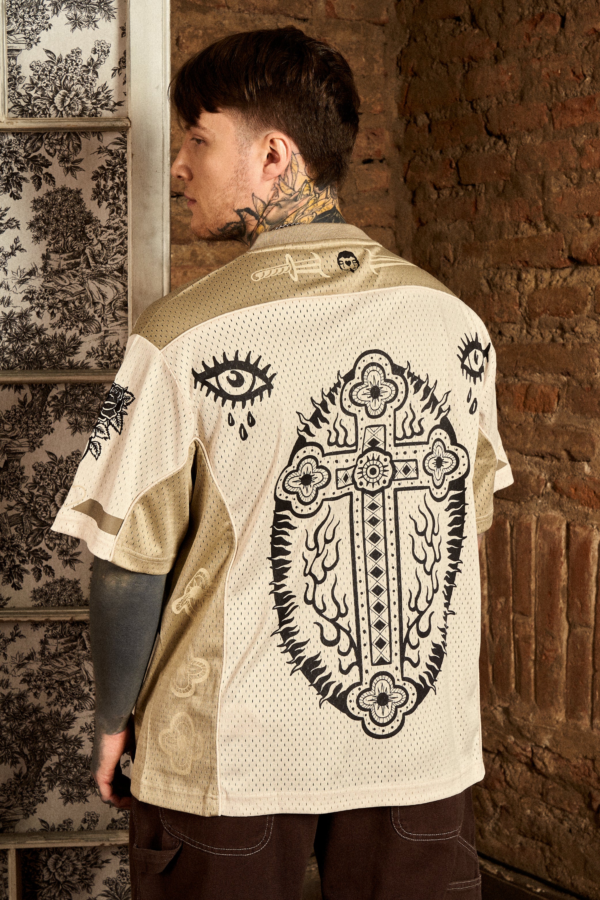 Polera Burning Cross Ecru | DimeDarko