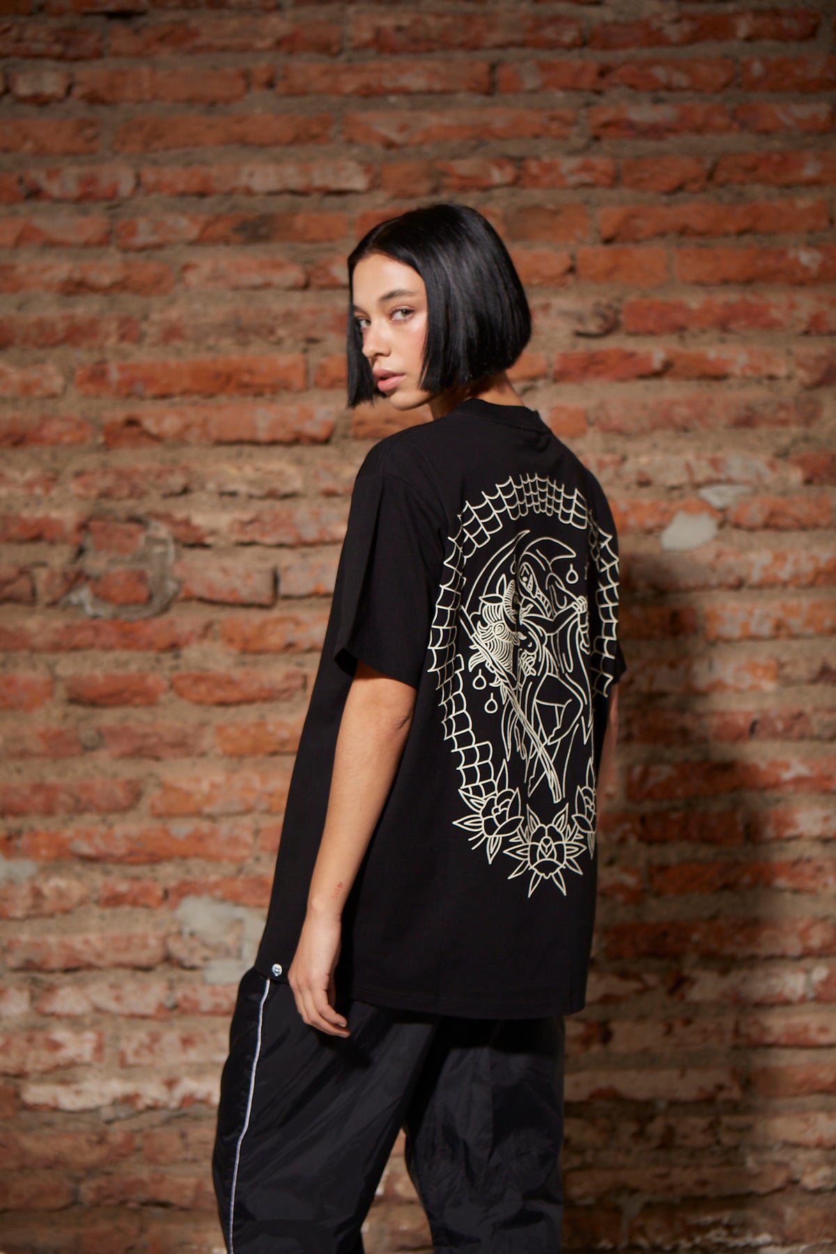 Polera Manga Corta 250gr Mujer Skeleton &amp; Lady Negra Oversize | Max Puga