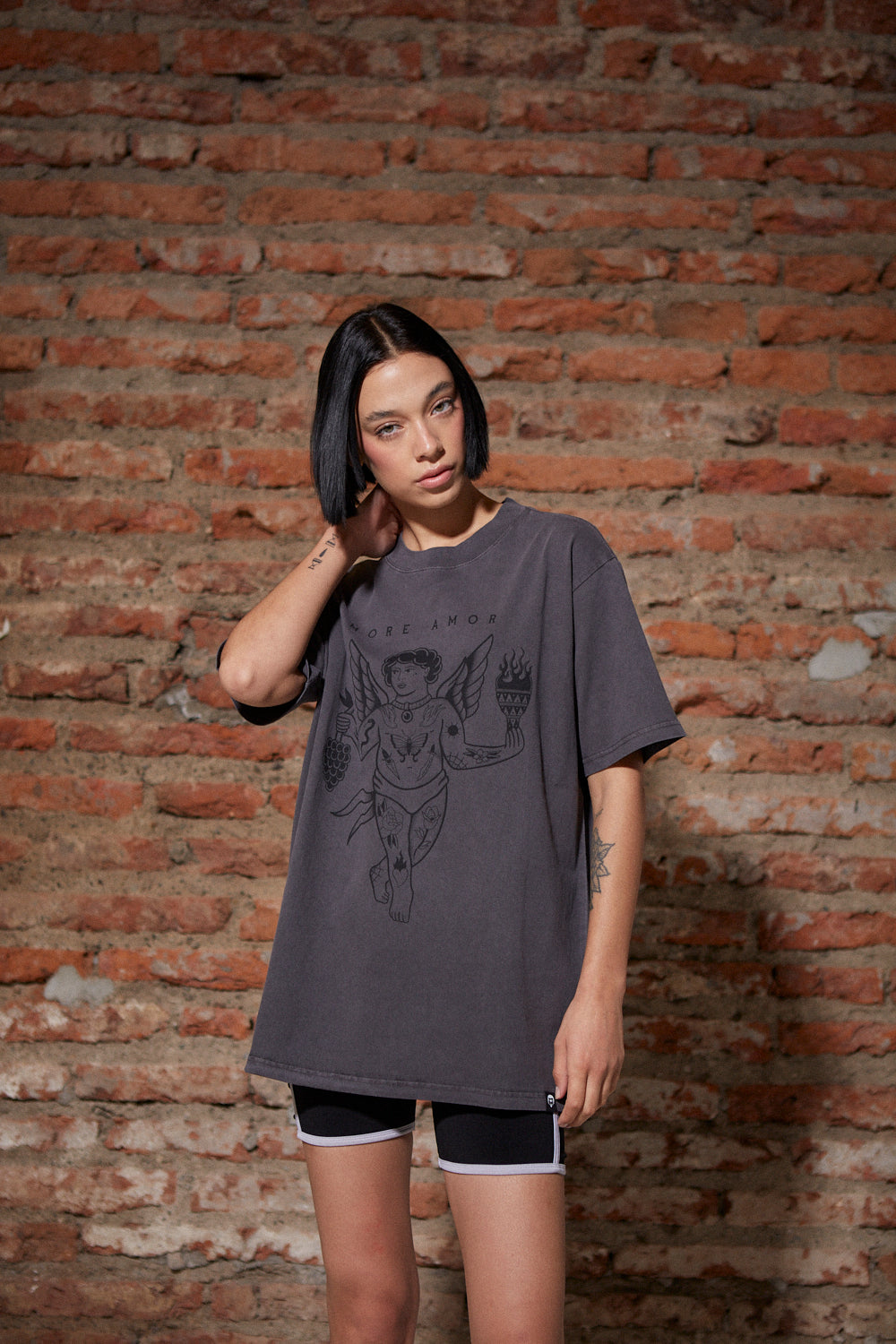 Polera Manga Corta 250gr Mujer Tattoed Angel Gris Oversize | Dimedarko