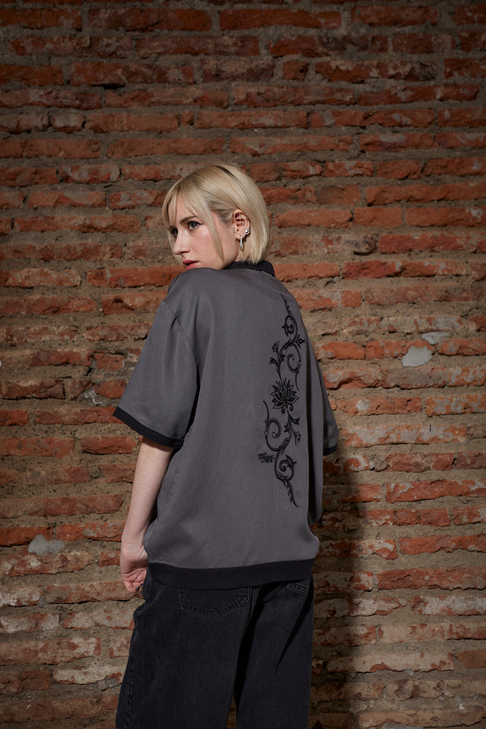 Camisa Flower Tribal Gris Mujer | Francisco Chaone